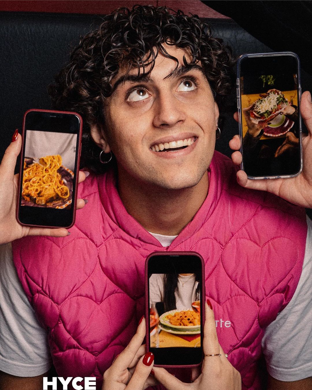 Ragazzo con due smartphone che mostrano gli arrosticini
