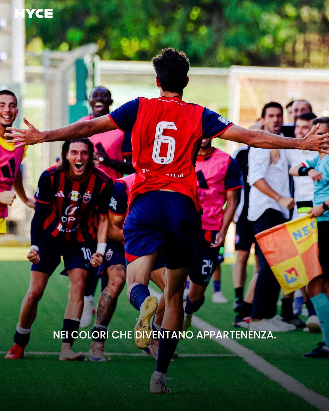 Calciatore de L'Aquila 1927 in corsa durante una partita
