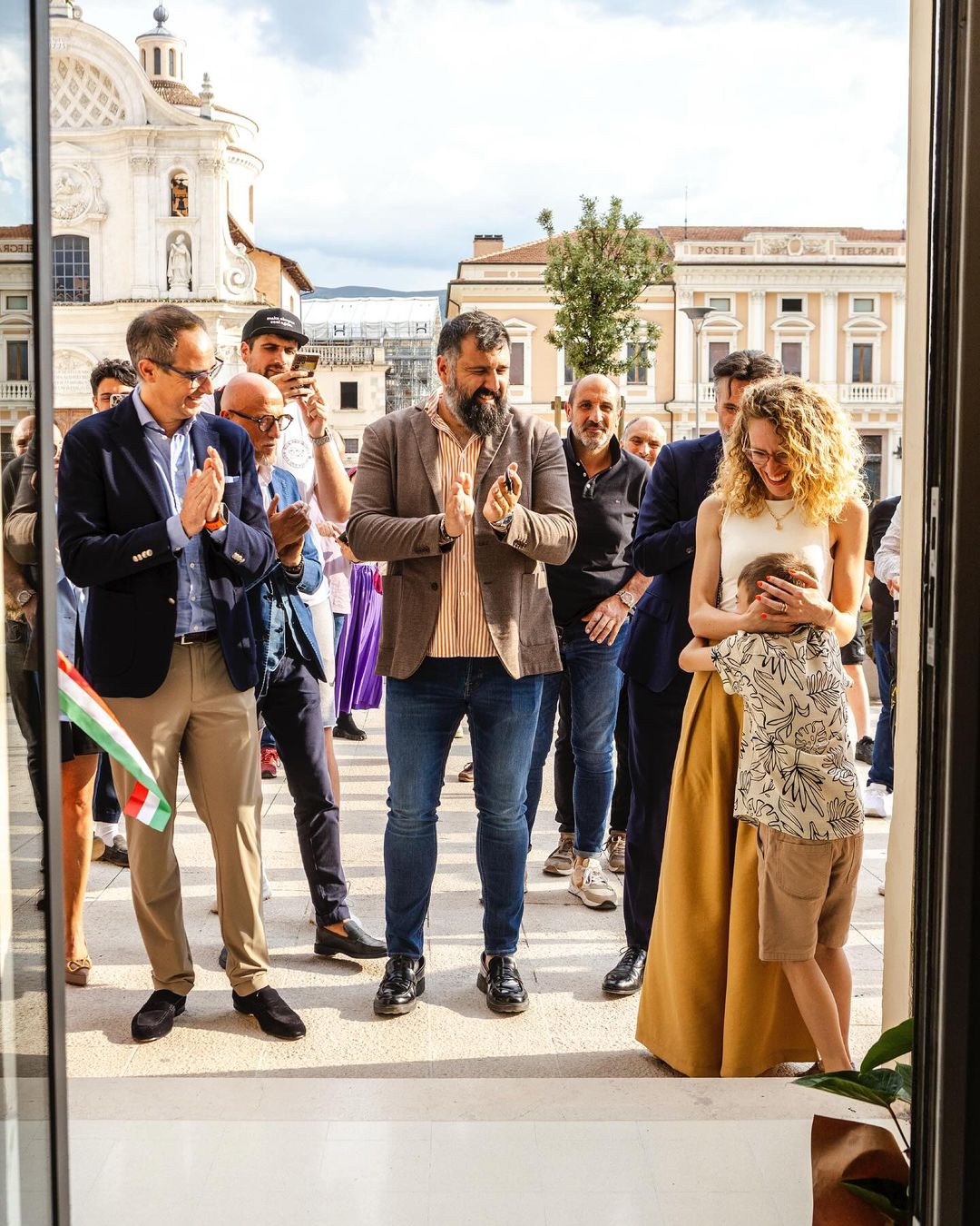 Il taglio del nastro all'inaugurazione della parafarmacia Farmaq