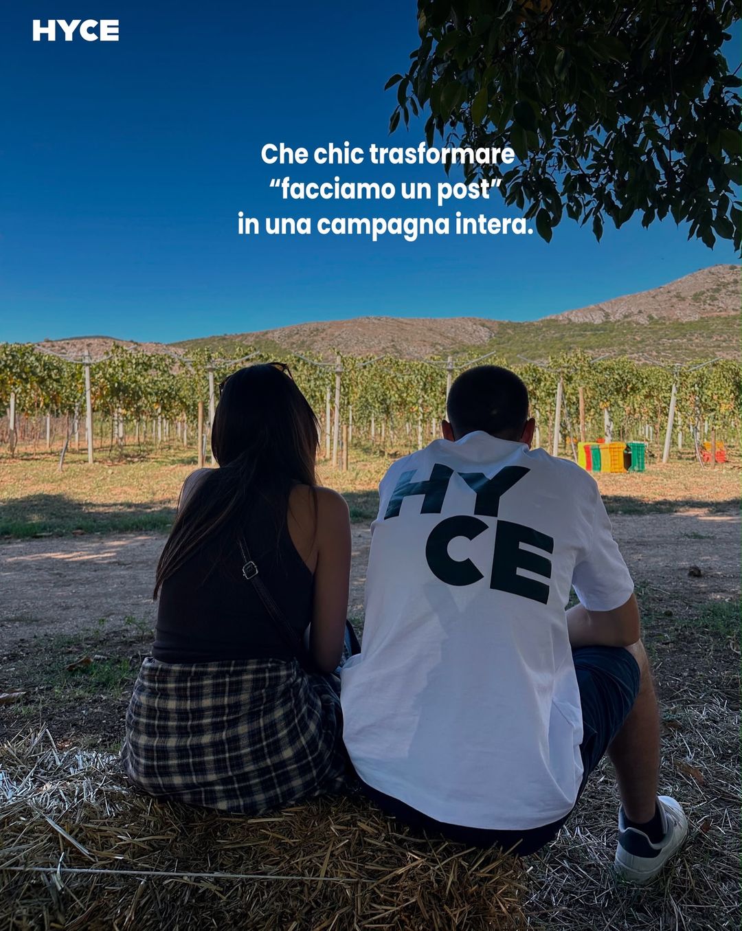 Due persone di spalle con la maglia HYCE davanti alle montagne